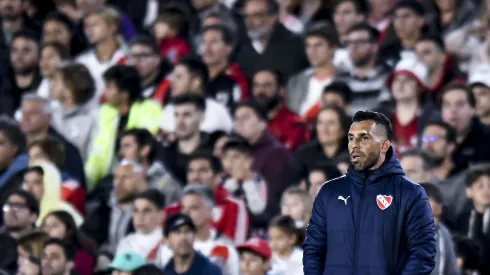 BUENOS AIRES, ARGENTINA - OCTOBER 25: Carlos Tevez coach of Independiente looks on during a match between River Plate and Independiente as part of group A of Copa de la Liga Profesional 2023 at Estadio M·s Monumental Antonio Vespucio Liberti on October 25, 2023 in Buenos Aires, Argentina. (Photo by Marcelo Endelli/Getty Images)