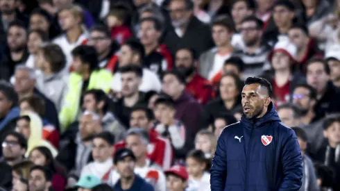 BUENOS AIRES, ARGENTINA – OCTOBER 25: Carlos Tevez coach of Independiente looks on during a match between River Plate and Independiente as part of group A of Copa de la Liga Profesional 2023 at Estadio M·s Monumental Antonio Vespucio Liberti on October 25, 2023 in Buenos Aires, Argentina. (Photo by Marcelo Endelli/Getty Images)
