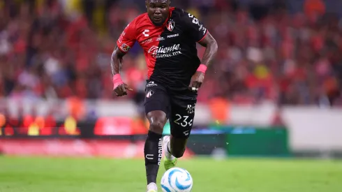 GUADALAJARA, MEXICO – SEPTEMBER 17: Jordy Caicedo of Atlas in action during the 8th round match between Atlas and Tigres UANL as part of the Torneo Apertura 2023 Liga MX at Jalisco Stadium on September 17, 2023 in Guadalajara, Mexico. (Photo by Simon Barber/Getty Images)
