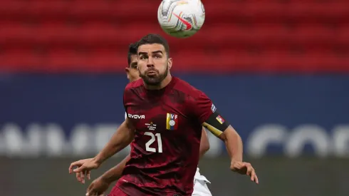 BRASILIA, BRAZIL - JUNE 27: Alexander Gonzalez of Venezuela and Raziel Garcia of Peru fight for the ball during a Group B Match between Venezuela and Peru as part of Copa America Brazil 2021 at Mane Garrincha Stadium on June 27, 2021 in Brasilia, Brazil. (Photo by Buda Mendes/Getty Images)