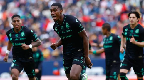 SAN LUIS POTOSI, MEXICO – NOVEMBER 11: Felix Torres of Santos Laguna celebrates after scoring the team's first goal during the 17th round match between Atletico San Luis and Santos Laguna as part of the Torneo Apertura 2023 Liga MX at Estadio Alfonso Lastras on November 11, 2023 in San Luis Potosi, Mexico. (Photo by Leopoldo Smith/Getty Images)
