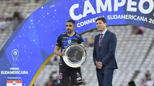 CORDOBA, ARGENTINA – OCTOBER 01: Cristian Pellerano of Independiente del Valle receives the Bridgestone trophy after the Copa CONMEBOL Sudamericana 2022 Final match between Sao Paulo and Independiente del Valle at Mario Alberto Kempes Stadium on October 01, 2022 in Cordoba, Argentina. (Photo by Hernan Cortez/Getty Images)
