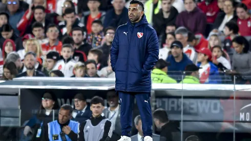 BUENOS AIRES, ARGENTINA - OCTOBER 25: Carlos Tevez coach of Independiente looks on during a match between River Plate and Independiente as part of group A of Copa de la Liga Profesional 2023 at Estadio M·s Monumental Antonio Vespucio Liberti on October 25, 2023 in Buenos Aires, Argentina. (Photo by Marcelo Endelli/Getty Images)