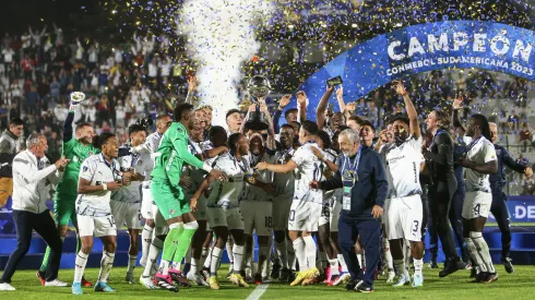 MALDONADO, URUGUAY – OCTOBER 28: Ezequiel Piovi of Liga de Quito lifts the trophy as the team becomes Sudamericana champion after winning the Copa CONMEBOL Sudamericana 2023 final match between LDU Quito and Fortaleza at Estadio Domingo Burgueño Miguel on October 28, 2023 in Maldonado, Uruguay. (Photo by Ernesto Ryan/Getty Images)
