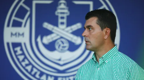 MAZATLAN, MEXICO – AUGUST 22: Ismael Rescalvo coach of Mazatlán looks on during the 5th round match between Mazatlan FC and Puebla as part of the Torneo Apertura 2023 Liga MX at Kraken Stadium on August 22, 2023 in Mazatlan, Mexico. (Photo by Sergio Mejia/Getty Images)
