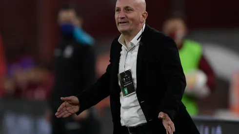 AVELLANEDA, ARGENTINA - OCTOBER 20: Pablo Repetto coach of LDU gives instructions during a Group D match of Copa CONMEBOL Libertadores 2020 between River Plate and Liga Deportiva Universitaria de Quito at Estadio Libertadores de America on October 20, 2020 in Avellaneda, Argentina. (Photo by Juan Mabromata - Pool/Getty Images)