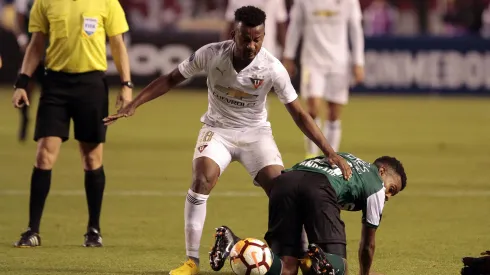 QUITO, ECUADOR – AUGUST 22: Jefferson Orejuela of Liga de Quito fights for the ball with Darwin Andrade of Deportivo Cali during a round of sixteen match between Liga de Quito and Deportivo Cali as part of Copa CONMEBOL Sudamericana 2018 at Estadio Rodrigo Paz Delgado on August 22, 2018 in Quito, Ecuador. (Photo by Franklin Jacome/Getty Images)
