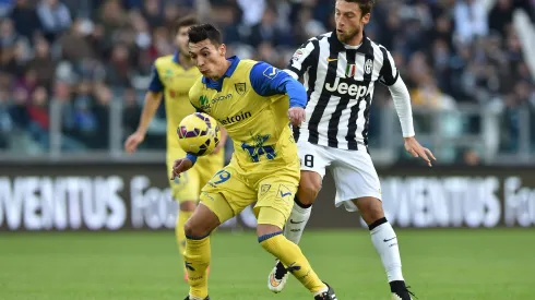 TURIN, ITALY – JANUARY 25:  Claudio Marchisio (R) of Juventus FC competes with Ruben Botta of AC Chievo Verona during the Serie A match between Juventus FC and AC Chievo Verona at Juventus Arena on January 25, 2015 in Turin, Italy.  (Photo by Valerio Pennicino/Getty Images)
