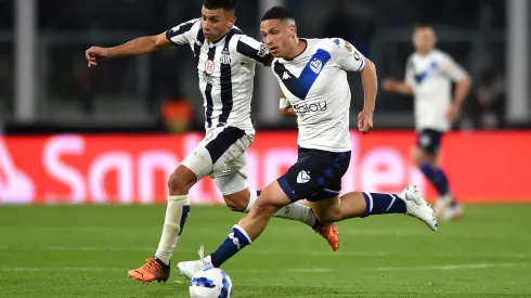 CORDOBA, ARGENTINA – AUGUST 10: Abiel Osorio of Velez battles for possession with Diego Ortegoza of Talleres during a Copa CONMEBOL Libertadores 2022 quarterfinal second leg match between Talleres and Velez at Mario Alberto Kempes Stadium on August 10, 2022 in Cordoba, Argentina. (Photo by Marcelo Endelli/Getty Images)
