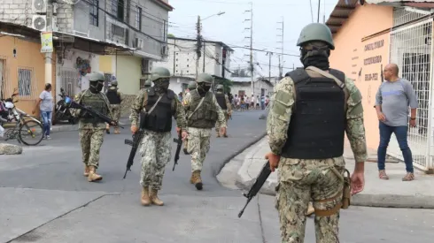Militares en la Coop. Santiago de Roldós. Foto: Alex Lima, diario Extra.
