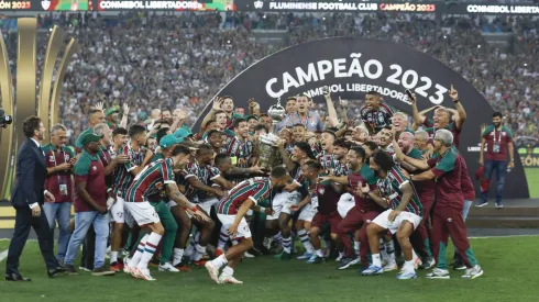 RIO DE JANEIRO, BRAZIL - NOVEMBER 04: Nino of Fluminense and teammates lift the trophy after winning the final match of Copa CONMEBOL Libertadores 2023 between Fluminense and Boca Juniors at Maracana Stadium on November 04, 2023 in Rio de Janeiro, Brazil. (Photo by Ricardo Moreira/Getty Images)