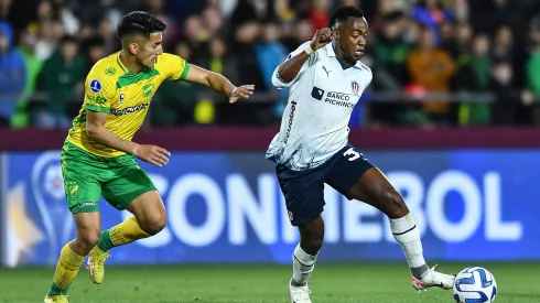 LANUS, ARGENTINA – OCTOBER 04: Alexis Soto (L) of Defensa y Justicia battles for the ball against Renato Ibarra (R) of Liga Deportiva Universitaria during a Copa CONMEBOL Sudamericana 2023 match between Defensa y Justicia and Liga Deportiva Universitaria at Estadio Ciudad de Lanus on October 04, 2023 in Lanus, Argentina. (Photo by Marcelo Endelli/Getty Images)
