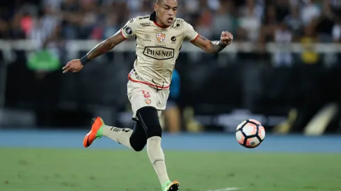 RIO DE JANEIRO, BRAZIL – MAY 02: Jonatan Alvez of Barcelona de Guayaquil kicks the ball during a match between Botafogo and Barcelona de Guayaquil as part of Copa Bridgestone Libertadores 2017 at Nilton Santos Olympic Stadium on May 02, 2017 in Rio de Janeiro, Brazil. (Photo by Buda Mendes/Getty Images)
