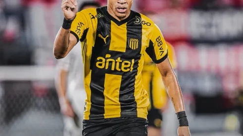 Asistencia de crack de Byron Castillo con Peñarol