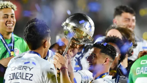 MALDONADO, URUGUAY – OCTOBER 28: Alexander Alvarado of Liga de Quito celebrates with the trophy as the team becomes Sudamericana champion after the Copa CONMEBOL Sudamericana 2023 final match between LDU Quito and Fortaleza at Estadio Domingo Burgueño Miguel on October 28, 2023 in Maldonado, Uruguay. (Photo by Marcelo Endelli/Getty Images)
