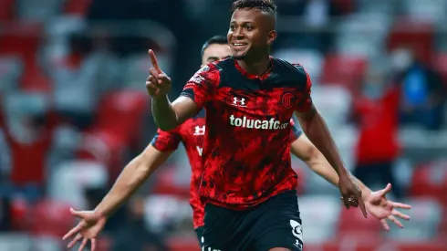 TOLUCA, MEXICO – MAY 12: Michael Estrada #13 of Toluca celebrates after scoring the second goal of his team during the quarterfinals first leg match between Toluca and Cruz Azul as part of the Torneo Guard1anes 2021 Liga MX at Nemesio Diez Stadium on May 12, 2021 in Toluca, Mexico. (Photo by Hector Vivas/Getty Images)
