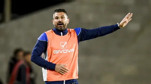 BUENOS AIRES, ARGENTINA - SEPTEMBER 24: Javier Gandolfi coach of Talleres gives instructions to his team players during a match between River Plate and Talleres as part of Liga Profesional 2022 at at Estadio Mas Monumental Antonio Vespucio Liberti on September 24, 2022 in Buenos Aires, Argentina. (Photo by Marcelo Endelli/Getty Images)