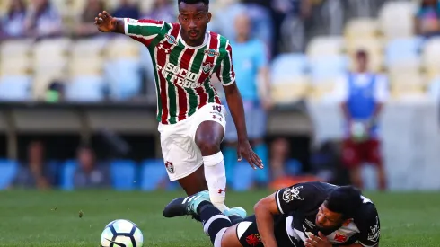 RIO DE JANEIRO, BRAZIL – AUGUST 26: Jefferson Orejuela (L) of Fluminense struggles for the ball with Andres Rios of Vasco da Gama during a match between Fluminense and Vasco da Gama as part of Brasileirao Series A 2017 at Maracana Stadium on August 26, 2017 in Rio de Janeiro, Brazil. (Photo by Buda Mendes/Getty Images)
