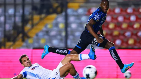 QUERETARO, MEXICO – APRIL 21: Jose Angulo of Queretaro fights for the ball with Adrian Aldrete of Cruz Azul during the 15th round match between Queretaro and Cruz Azul as part of the Torneo Grita Mexico C22 Liga MX at La Corregidora Stadium on April 21, 2022 in Queretaro, Mexico. (Photo by Hector Vivas/Getty Images)