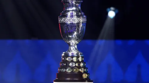 El trofeo de la Copa América.
