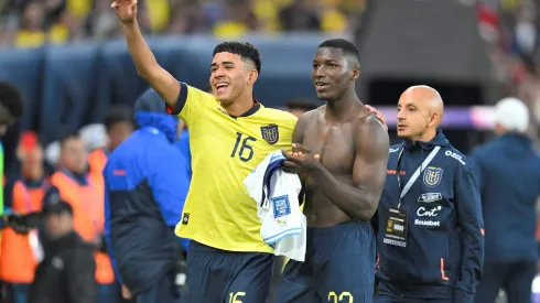 Ecuador's midfielders Kendry Paez (L) and Moises Caicedo celebrate at the end of the 2026 FIFA World Cup South American qualifiers football match between Ecuador and Uruguay, at the Rodrigo Paz Delgado stadium in Quito, on September 12, 2023.  (Photo by Rodrigo BUENDIA / AFP)
