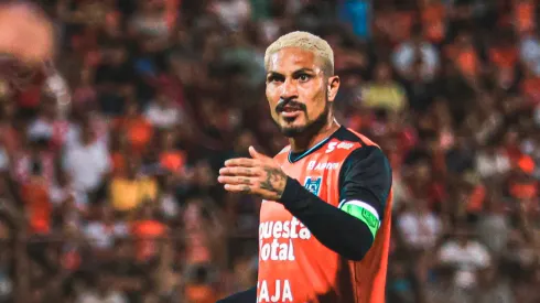 Paolo Guerrero jugando para César Vallejo.
