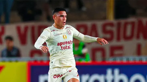 Yuriel Celi jugando en Universitario.