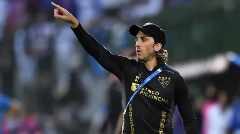 MALDONADO, URUGUAY - OCTOBER 28: Luis Zubeldia head coach of Liga de Quito gestures during the Copa CONMEBOL Sudamericana 2023 final match between LDU Quito and Fortaleza at Estadio Domingo Burgueño Miguel on October 28, 2023 in Maldonado, Uruguay. (Photo by Marcelo Endelli/Getty Images)