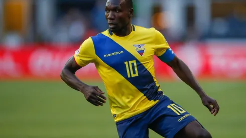 SEATTLE, WA – JUNE 16:  Walter Ayoví #10 of Ecuador dribbles against the United States during the 2016 Quarterfinal – Copa America Centenario match at CenturyLink Field on June 16, 2016 in Seattle, Washington.  (Photo by Otto Greule Jr/Getty Images)
