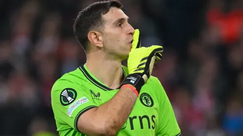 Dibu Martínez y su show ante Lille por Conference League. 
