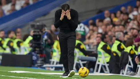 Xavi y su frustración por la derrota 3-2 ante Real Madrid. 
