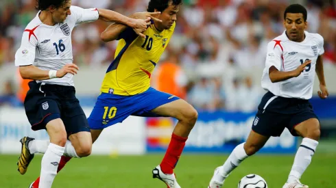 STUTTGART, GERMANY - JUNE 25: Ivan Kaviedes of Ecuador tries to elude Owen Hargreaves (L) and Aaron Lennon of England during the FIFA World Cup Germany 2006 Round of 16 match between England and Ecuador played at the Gottlieb-Daimler Stadium on June 25, 2006 in Stuttgart, Germany. (Photo by Shaun Botterill/Getty Images)