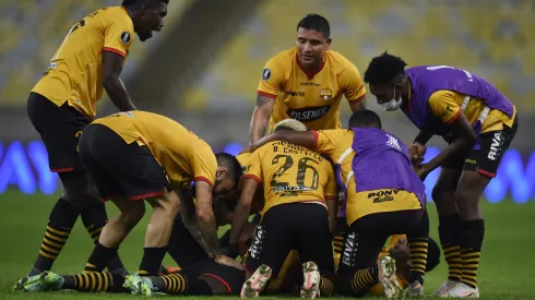 RIO DE JANEIRO, BRAZIL - AUGUST 12: Adonis Preciado of Barcelona SC celebrates with teammates after scoring the first goal of his team during a quarter final first leg match between Fluminense and Barcelona SC as part of Copa CONMEBOL Libertadores 2021 at Maracana Stadium on August 12, 2021 in Rio de Janeiro, Brazil. (Photo by Mauro Pimentel-Pool/Getty Images)