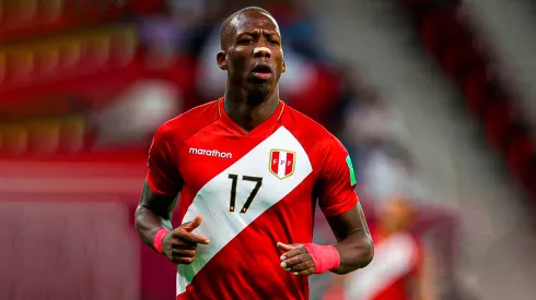 Luis Advíncula con Perú.