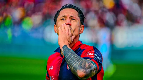 Gianluca Lapadula jugando para Cagliari.