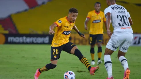 GUAYAQUIL, ECUADOR – MAY 26: Byron Castillo of Barcelona SC competes for the ball with Lucas Braga of Santos during a group C match of Copa CONMEBOL Libertadores 2021 between Barcelona SC and Santos at Estadio Monumental Isidro Romero Carbo on May 26, 2021 in Guayaquil, Ecuador. (Photo by Marcos Pin – Pool/Getty Images)

