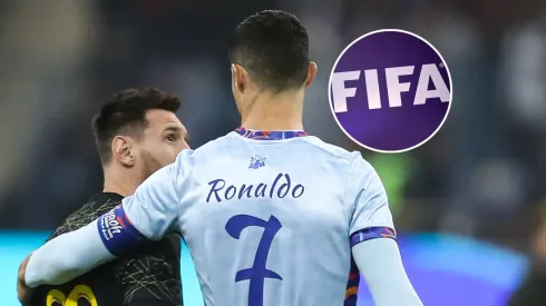 Lionel Messi, Cristiano Ronaldo y el logo de la FIFA.
