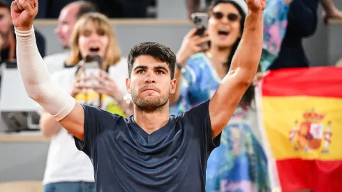 Alcaraz celebra su triunfo en primera ronda en el polvo de ladrillo francés
