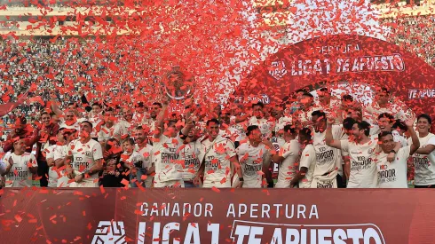 Universitario prepara renovación y fichajes