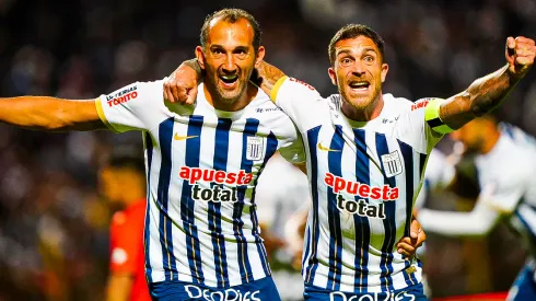 Hernán Barcos y Adrián Arregui jugando para Alianza Lima. 
