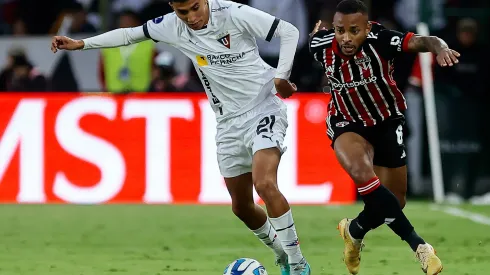 QUITO, ECUADOR - AUGUST 24: Sebastian Gonzalez of LDU Quito and Welington of Sao Paulo battle for the ball with during the Copa CONMEBOL Libertadores 2023 Quarterfinal first leg match between LDU Quito and Sao Paulo at Rodrigo Paz Delgado Stadium on August 24, 2023 in Quito, Ecuador. (Photo by Franklin Jacome/Getty Images)