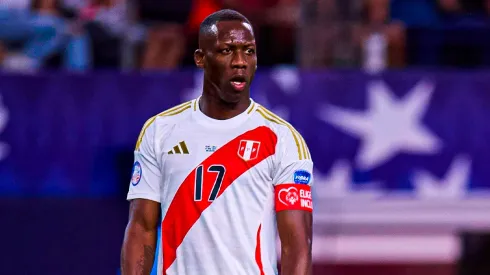 Luis Advíncula jugando para Perú.

