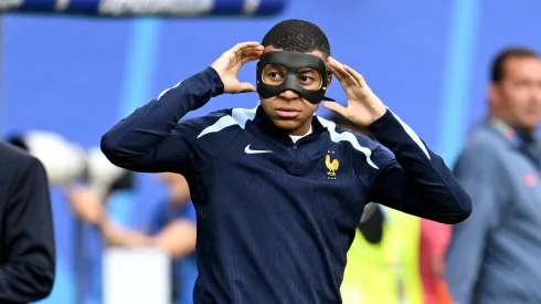 Nuevos y curiosos problemas para Mbappé con su máscara. 
