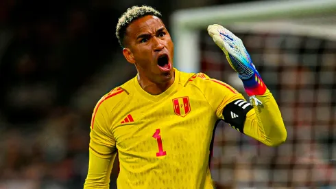 Pedro Gallese tapando para Perú.