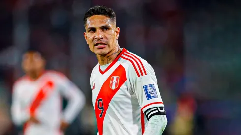 Paolo Guerrero jugando para Perú.