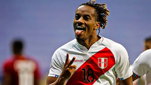 André Carrillo jugando para Perú. 
