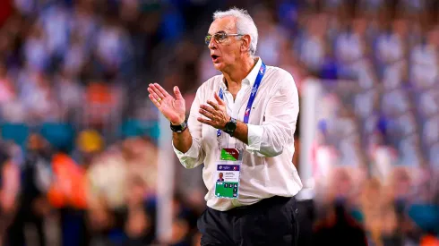 Jorge Fossati entrenando a Perú en la Copa América 20024.
