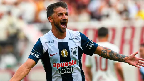 Gabriel Costa jugando para Alianza Lima.
