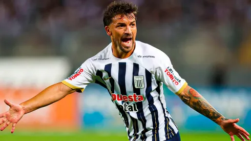 Gabriel Costa jugando para Alianza Lima.
