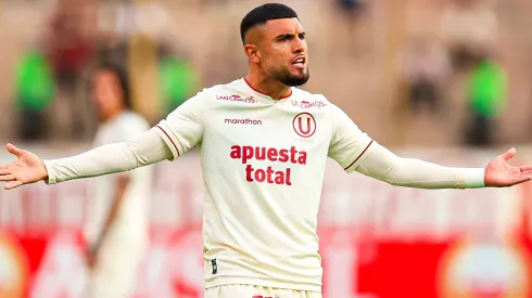 Rodrigo Ureña jugando por Universitario de Perú.